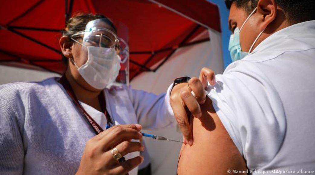 Una enfermera le da la vacuna Pfizer / BioNTech a un trabajador médico como parte del plan de vacunación COVID-19 de México.
