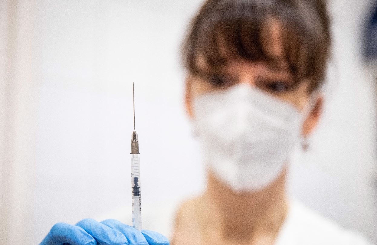 Varios países del mundo ya comenzaron la vacunación contra el covid-19. (Foto Prensa Libre: EFE)