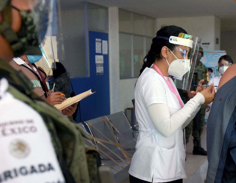 México ya efectúa jornadas de vacunación contra el covid-19. (Foto Prensa Libre: EFE)
