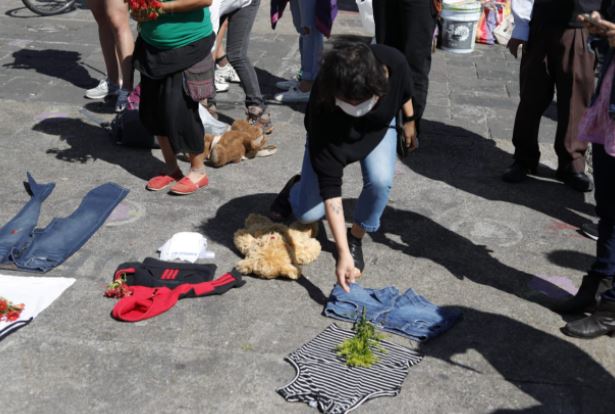 Colectivos de mujeres han manifestado por los constante crímenes contra mujeres. (Foto Prensa Libre: Esbin García) 