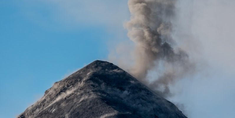 Según las autoridades, las columnas de ceniza que lanza el cono del volcán llegan hasta los cuatro mil 700 metros sobre el nivel del mar. (Foto Prensa Libre: Conred)