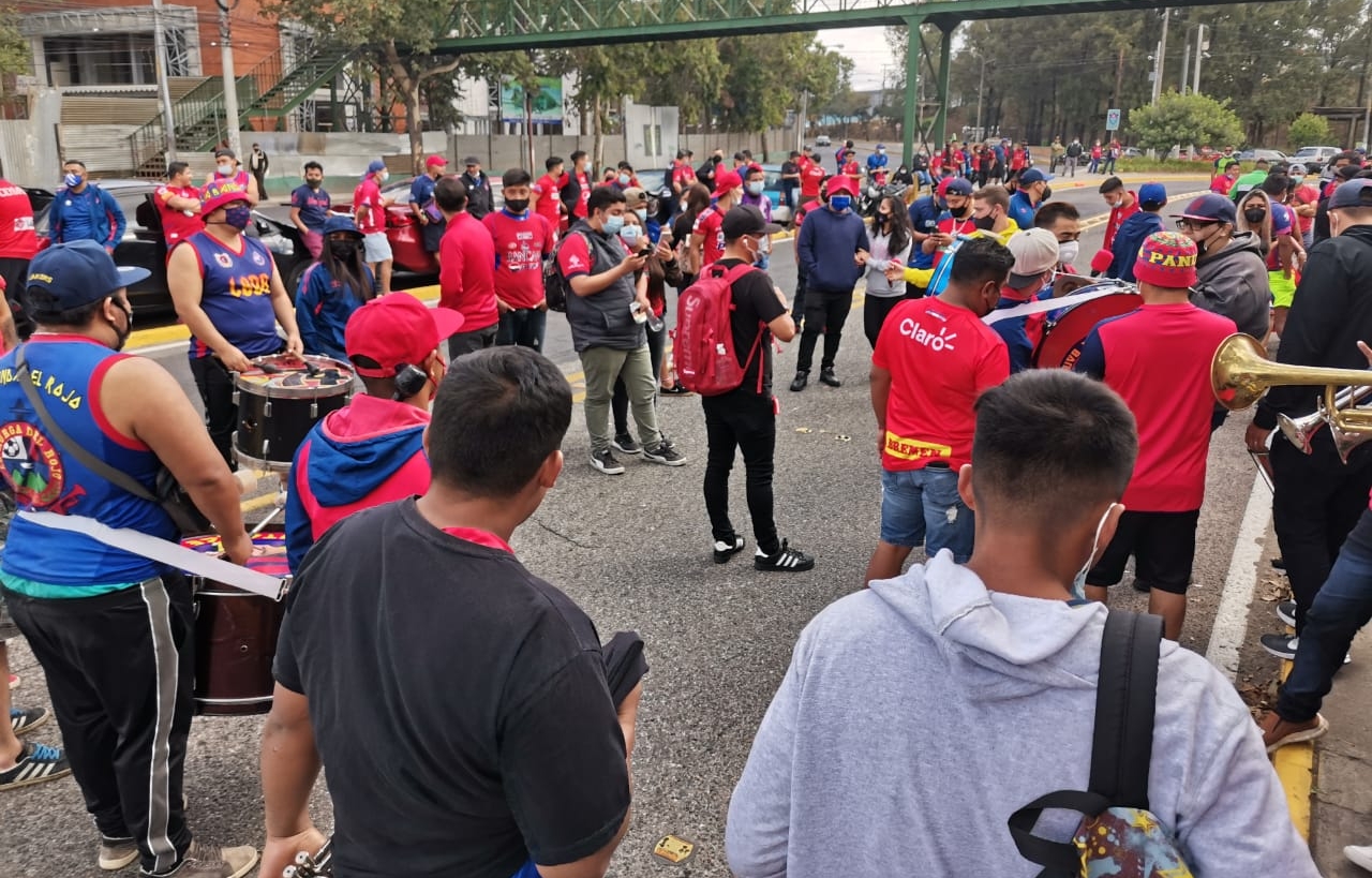 Aficionados de Municipal mostraron su apoyo al equipo durante el juego de cuartos de final ante Iztapa. (Foto Prensa Libre: Érick Ávila)