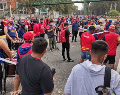 Decenas de aficionados de Municipal se reúnen en los alrededores de El Trébol para apoyar a su equipo