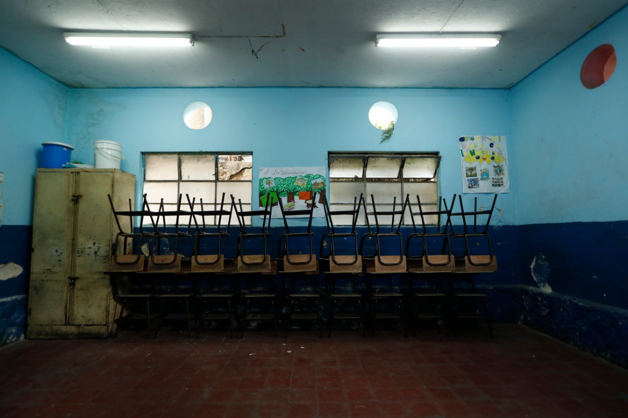 La Escuela República de México, ubicada en zona 6, mantiene una fuerte humedad en sus aulas. (Foto Prensa Libre: Esbin García)