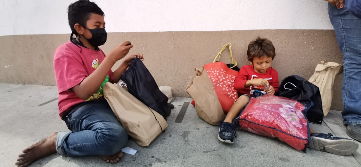 Juan David, su hermano Isaac y su madre Jessica eran parte de la caravana migrante que salió el 15 de enero de San Pedro Sula, Honduras. (Foto Prensa Libre: María José Bonilla)