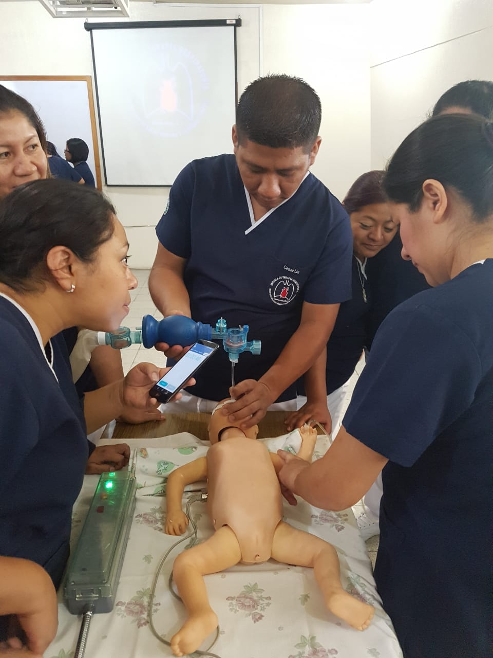 Estudiantes de la Escuela Nacional de Terapia Respiratoria practican el procedimiento de intubación. (Foto Prensa Libre: cortesía)