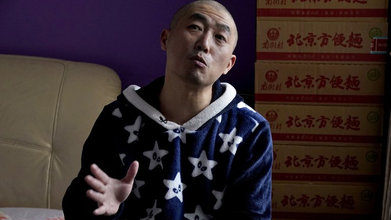 Zhu Tao ofrece una entrevista en su departamento de Wuhan. (Foto Prensa Libre: Tomada de Infobae) 