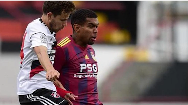 Alex Apolinário sufrió un paro cardiorrespiratorio durante un juego de la tercera división del fútbol portugués y fue trasladado de emergencia a un centro asistencial. Se encuentra estable, pero bajo supervisión médica. (Foto Prensa Libre: YouTube)