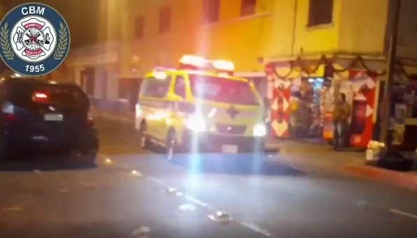 Se desconocen los motivos del ataque armado en la zona 1 capitalina. (Captura: Bomberos Municipales)