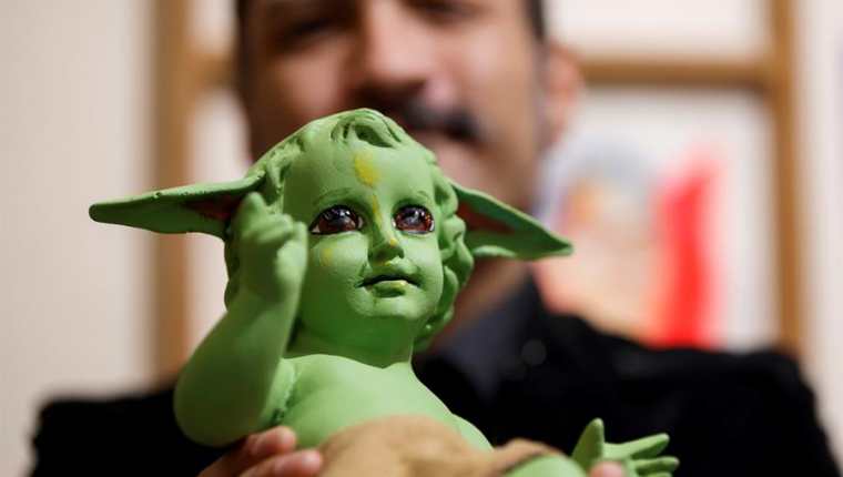 El artista mexicano Yurex Corp muestra su obra el Niño Dios Baby Yoda. (Foto Prensa Libre: EFE)