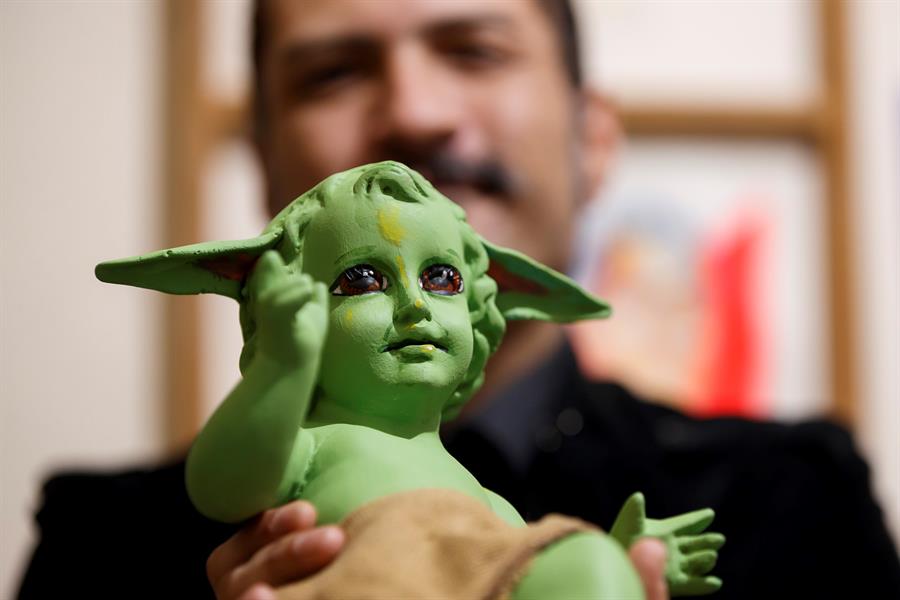 “Tengo pensado hacer otras piezas tal vez más retadoras”: creador del Niño Dios Baby Yoda recibe críticas y lo tachan de hereje