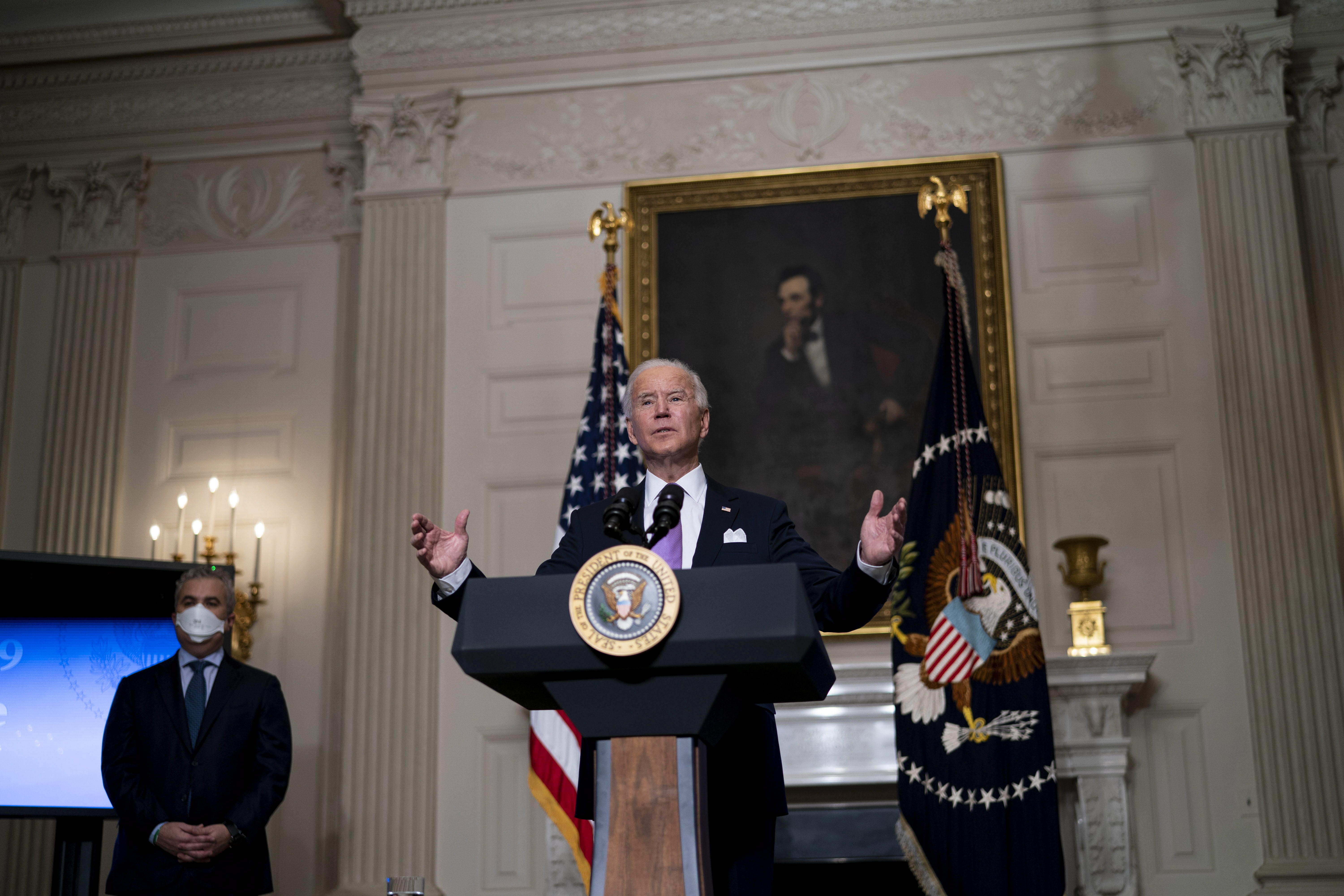 Un tribunal federal de Estados Unidos bloqueó la decisión del gobierno de Joe Biden de congelar las deportaciones de inmigrantes ilegales durante 100 días. (Foto Prensa Libre: AFP)