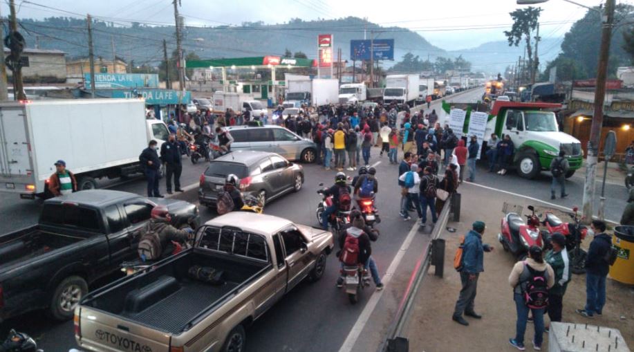 Un grupo de importadores de vehículos, vendedores de carros usados y repuestos bloquean el paso en el km 49 de la ruta Interamericana, en El Tejar, Chimaltenango. (Foto Prensa LIbre: Víctor Chamalé)