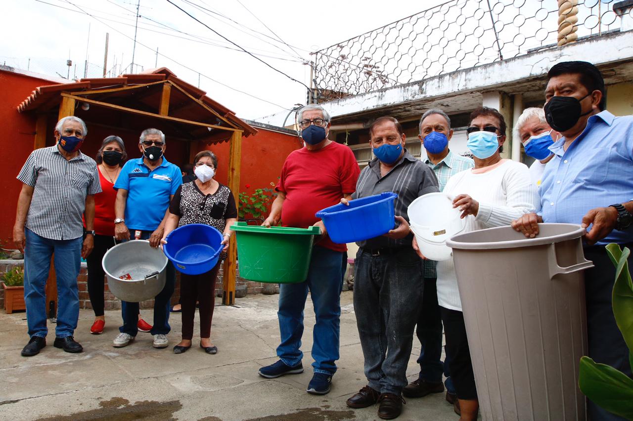 Vecinos de las colonias Proyectos 4-2 y Bienestar Social, en la zona 6, sufren por la falta de agua. (Foto Prensa Libre: Fernando Cabrera)