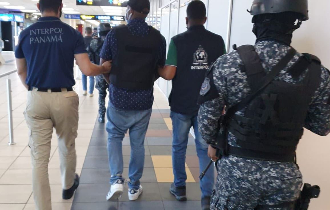 El guatemalteco Luis Ramírez Diéguez, quien fue detenido en el Aeropuerto de Tocumen, Panamá, y quien tiene una orden de aprehensión con fines de extradición a Estados Unidos, por drogas. (Foto Prensa Libre: PNC de Panamá)