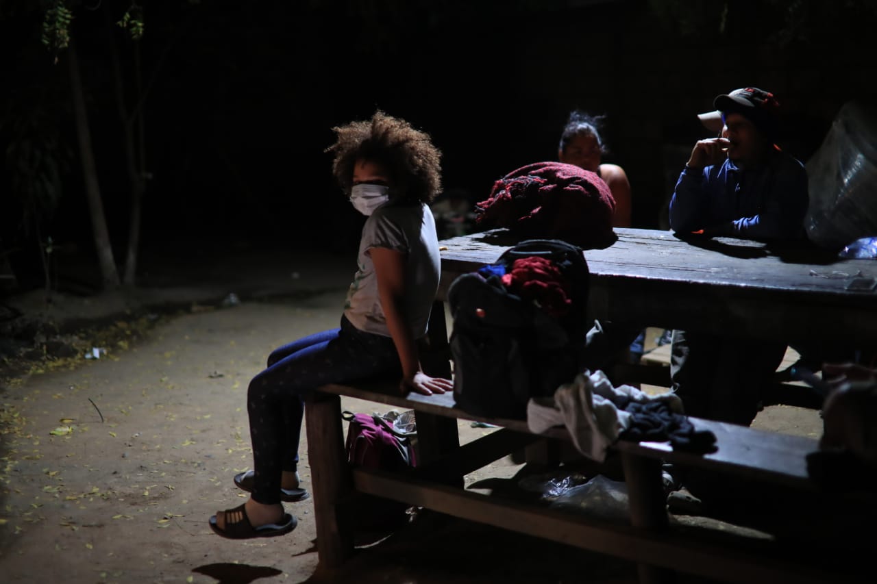 Agotados y cabizbajos, hndureños esperan el retorno a la frontera. (Foto: Carlos Hernández)