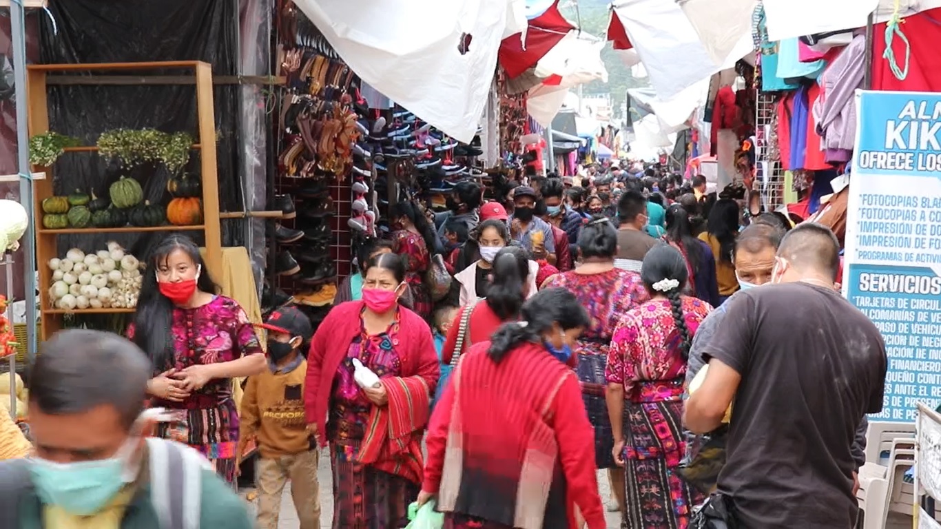 Autoridades locales intentan que a través del alcalde las comunidades puedan tomar conciencia y reincorporar el uso de la mascarilla. (Foto: Héctor Cordero)
