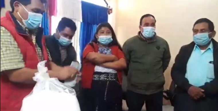 Autoridades de Comitancillo, San Marcos, se reúnen con familiares de los 13 migrantes originarios de ese municipio que fueron ejecutados en Tamaulipas, México. (Foto Prensa Libre: Cortesía)