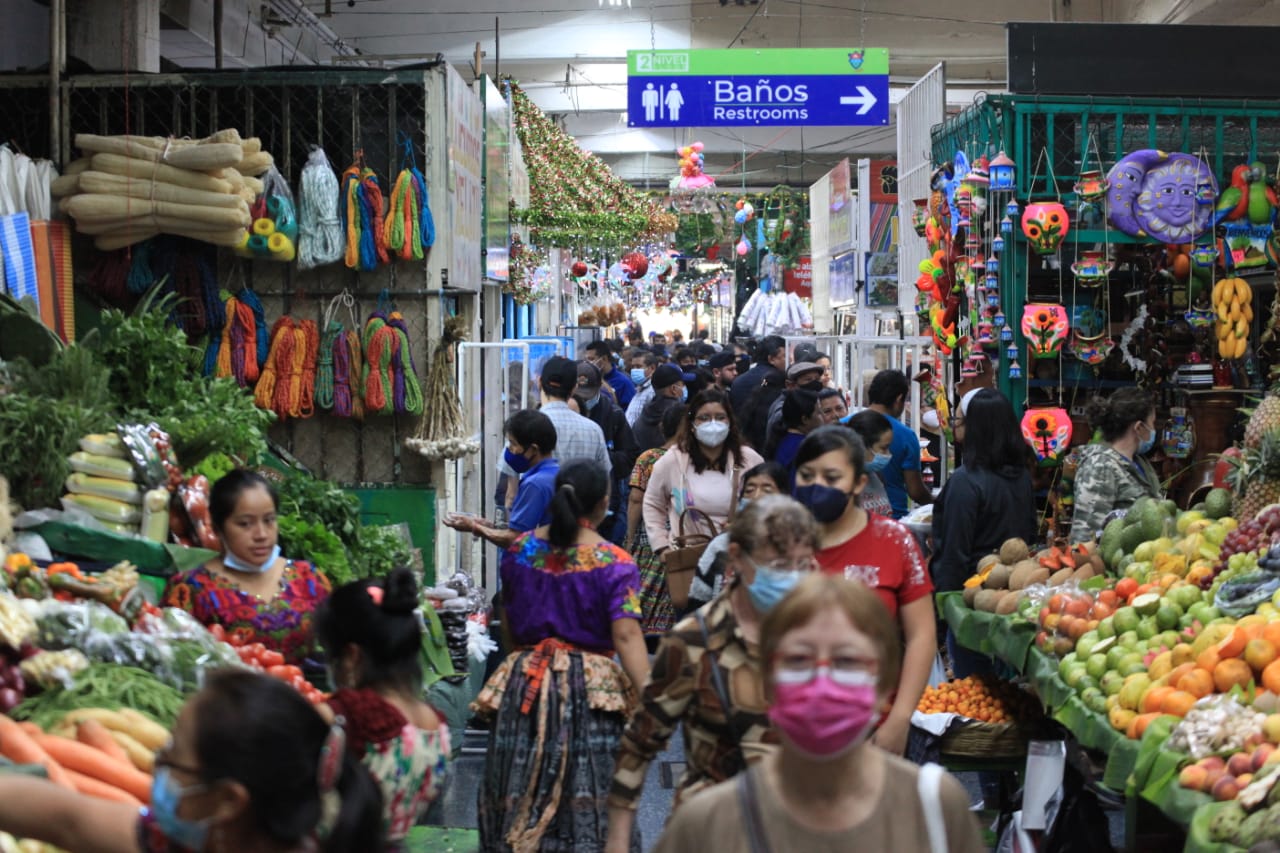 Las autoridades de Salud insisten en el uso correcto de las mascarillas para frenar el coronavirus. (Foto Prensa Libre)