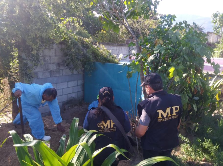Exhumación en cementerio de San Miguel Chicaj, Baja Verapaz, en búsqueda de Cristina Siekavizza. (Foto Prensa Libre:  MP)