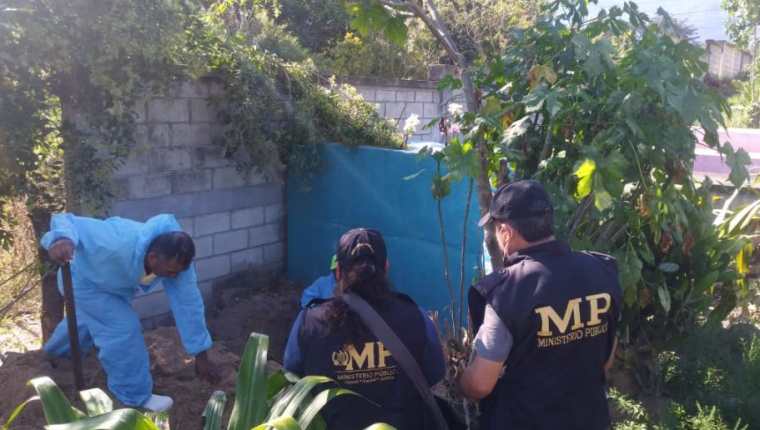 Exhumación en cementerio de San Miguel Chicaj, Baja Verapaz, en búsqueda de Cristina Siekavizza. (Foto Prensa Libre:  MP)