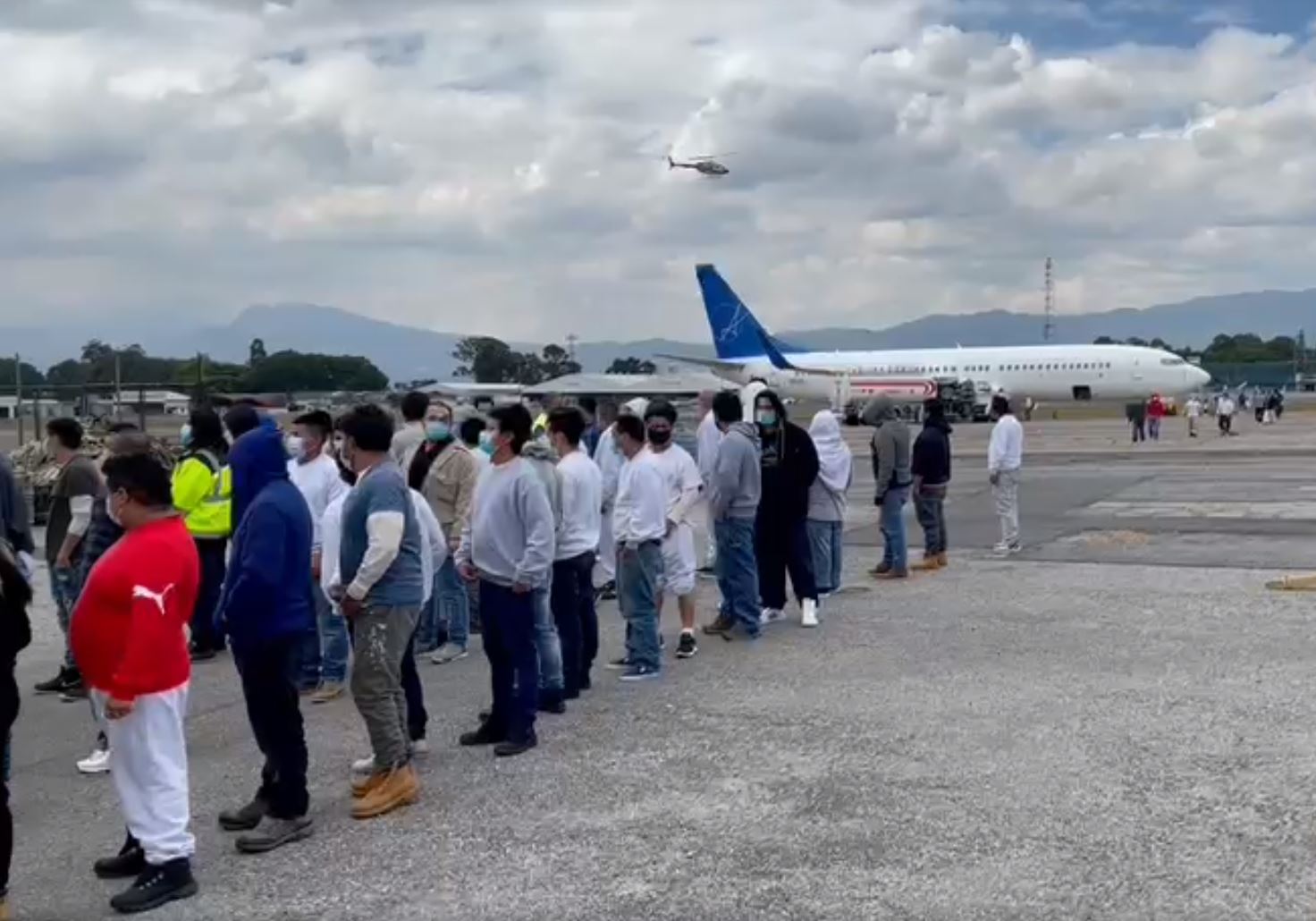 Guatemaltecos que vinieron en el primer vuelo de deportados de Estados Unidos en este 2021. (Foto Prensa Libre: Migración)