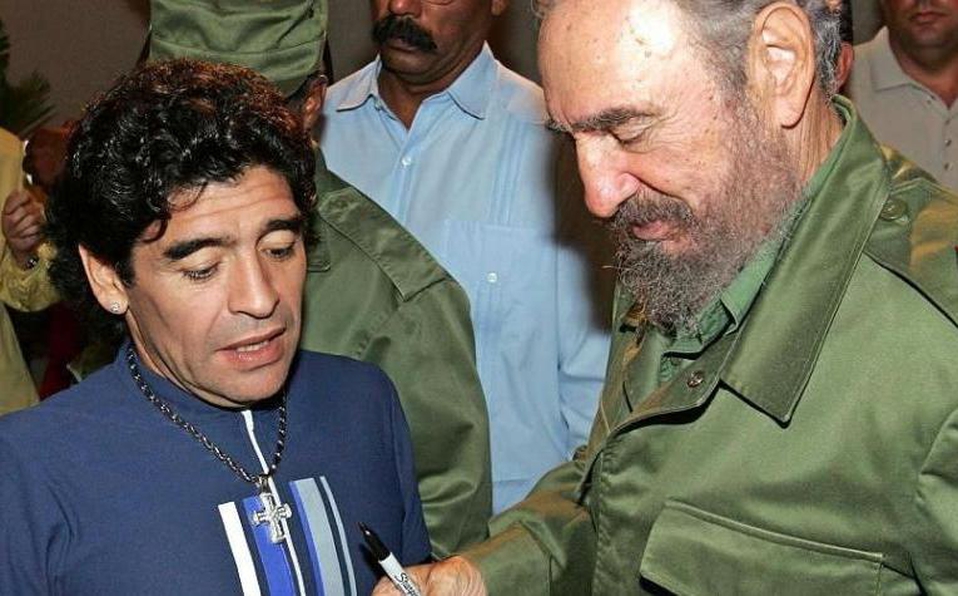 Diego Maradona (izquierda) y Fidel Castro se consideraban amigos fieles. (Foto: AFP)