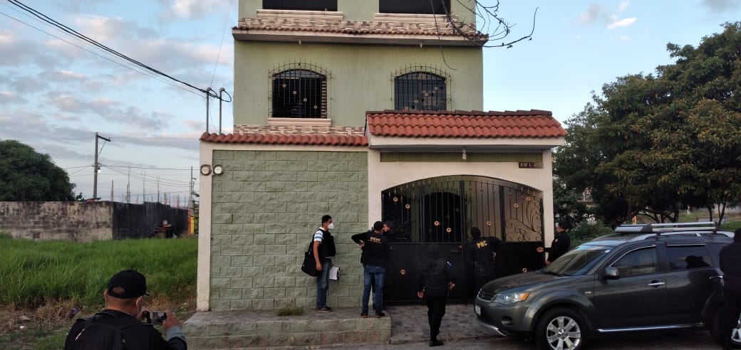 Agentes allanan 36 inmuebles en busca de personas pendientes de captura e indicios. (Foto: MP)