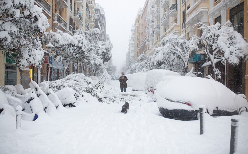 La nevada ha teñido de blanco Madrid que también ha visto paralizado su tráfico aéreo y en las principales autopistas. (Foto Prensa Libre: EFE)