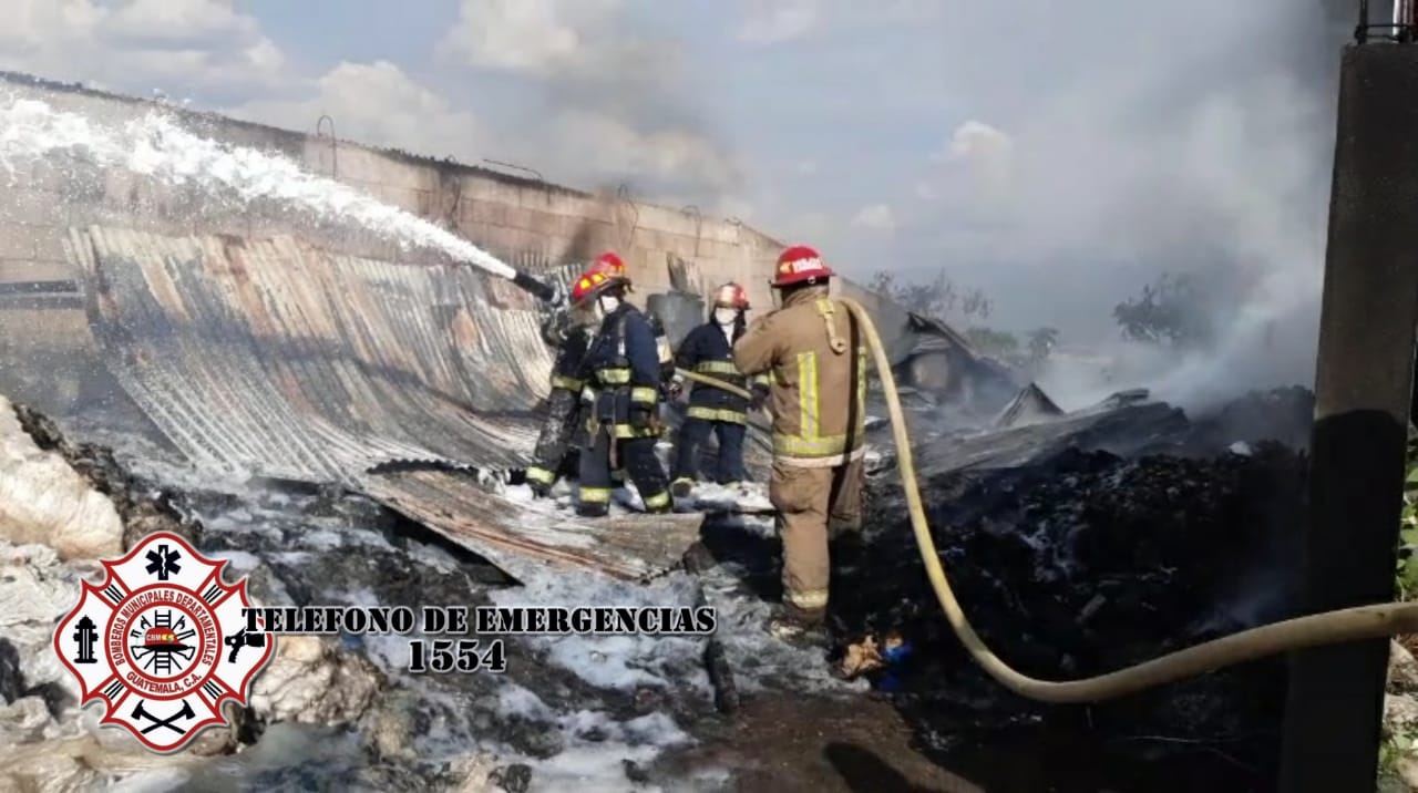 Los Bomberos Municipales Departamentales utilizaron espuma especial para apagar el siniestro en el Santa Isabel 1, Villa Nueva. (Foto Prensa Libre: CBMD)  