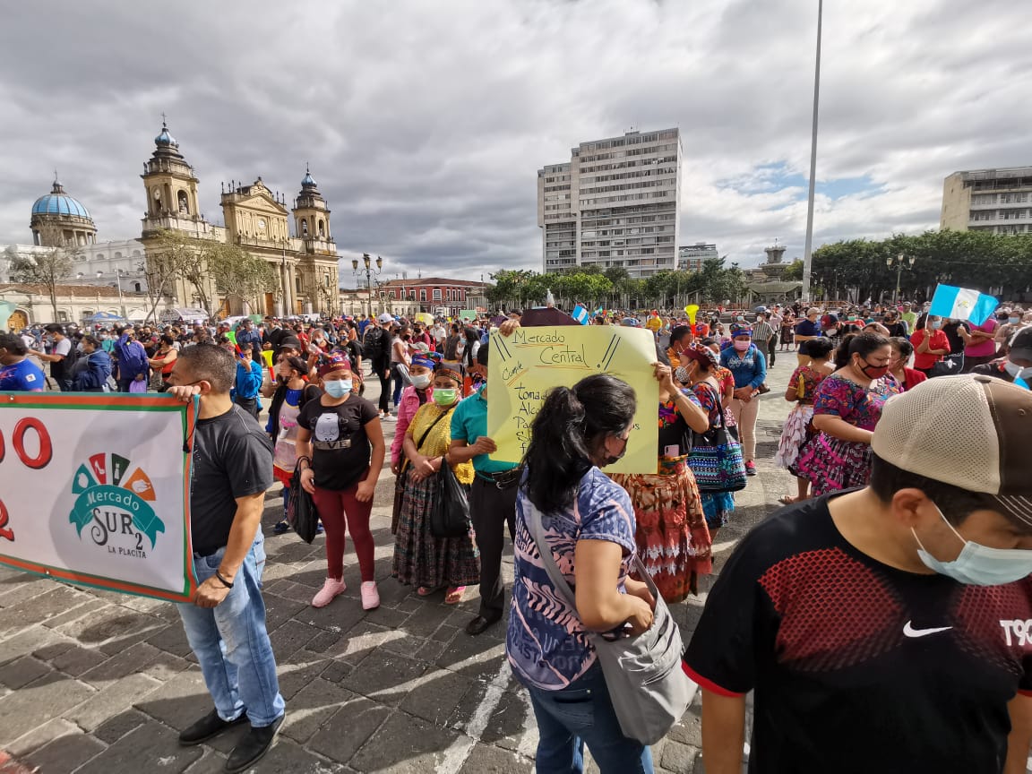 Inquilinos de mercados protestan contra las restricciones de horarios. (Foto Prensa Libre: Byron García)
