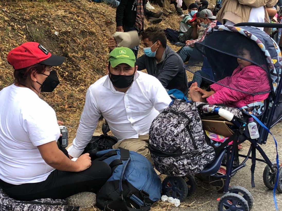 Geovanni Ramírez, su esposa Marilú García, 27, y su hija de 3 años están en Río Hondo, Zacapa, junto a miles de hondureños, en donde la Policía no los deja avanzar en su camino a Estados Unidos. (Foto Prensa Libre: Andrea Domínguez)
