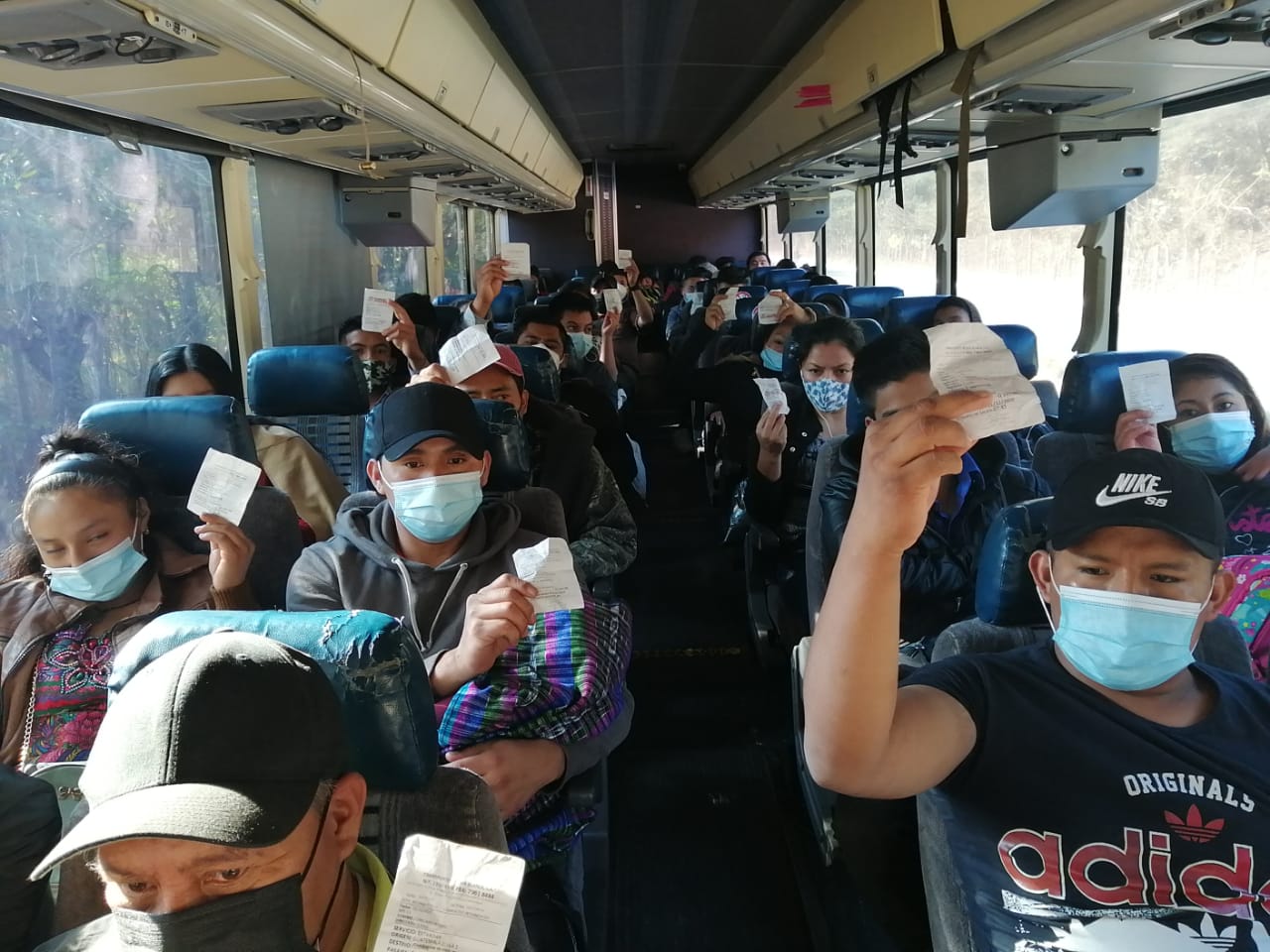 pilotos de buses no respetan los aforos establecidos por las autoridades y sobrecargan sus unidades. (Foto Prensa Libre: DGT)