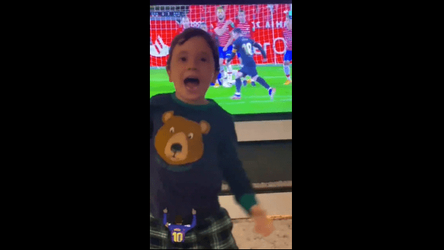 Mateo Messi protagonizó una eufórica celebración tras un gol anotado por su padre por la vía del tiro libre. (Foto Prensa Libre: Twitter)