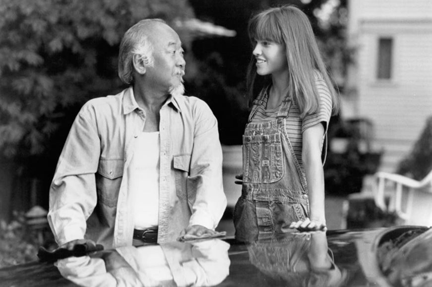 Hillary Swank  junto a Pat Morita durante la grabación de Karate Kid 4 en 1994.  (Foto Prensa Libre: Imdb) 