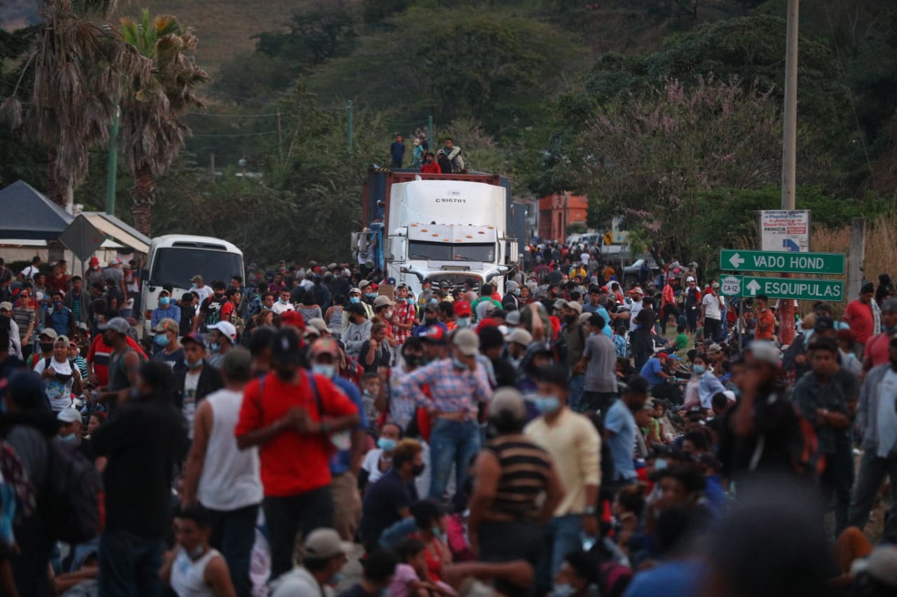 Cientos de hondureños siguen en Chiquimula y se niegan a regresar a su país. (Foto Prensa Libre: Fernando Cabrera) 