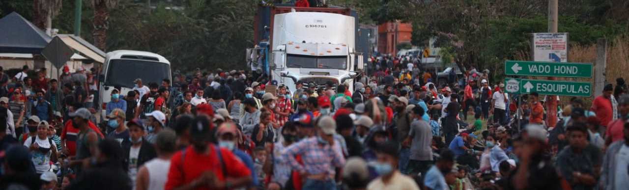 Cientos de hondureños siguen en Chiquimula y se niegan a regresar a su país. (Foto Prensa Libre: Fernando Cabrera) 