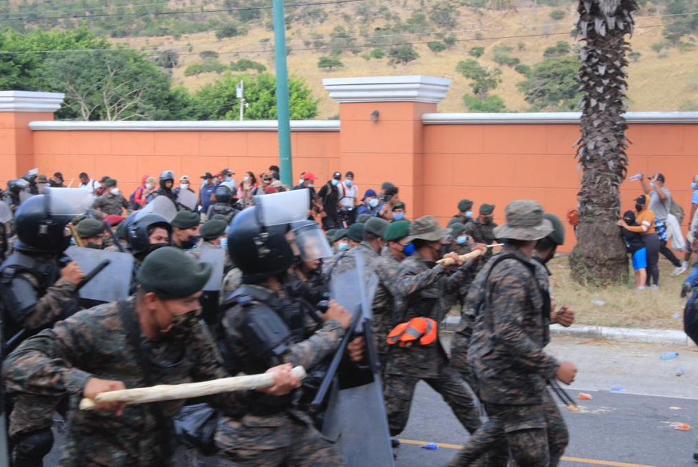 Los soldados detuvieron con fuerza a los migrantes hondureños. (Foto Prensa Libre: Elmer Vargas) 