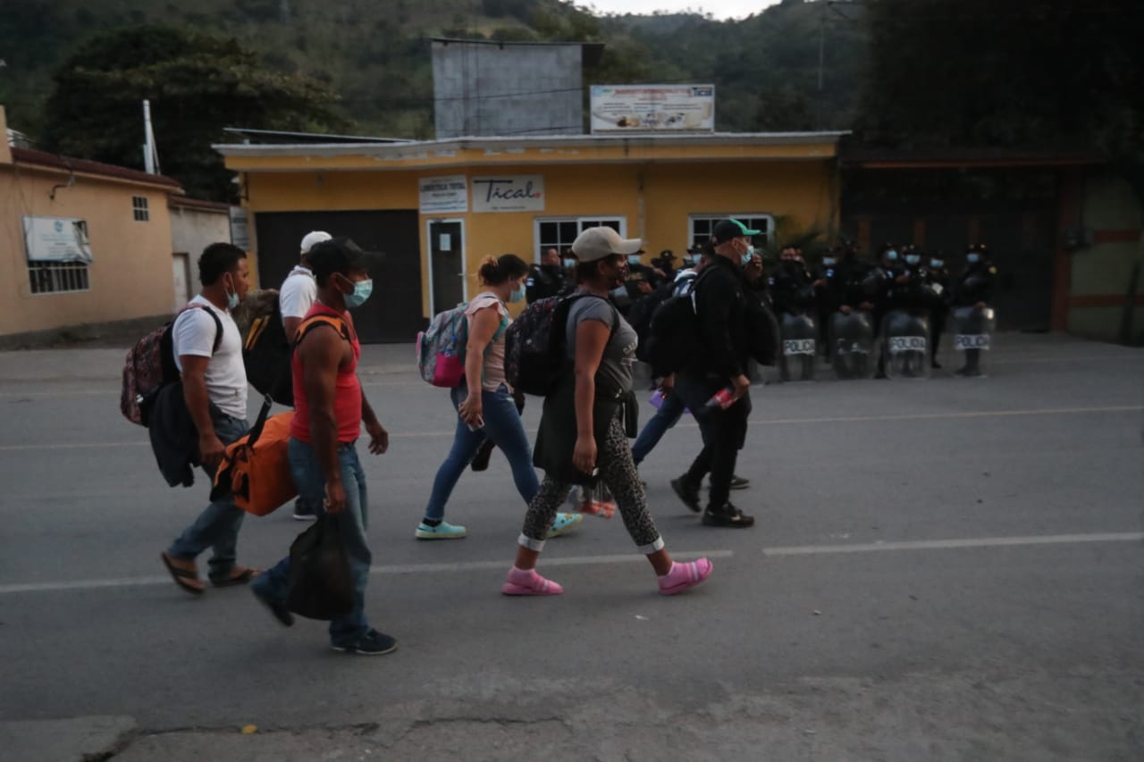 Migrantes hondureños ingresan a Guatemala desde la frontera El Florido. (Foto: Erick Avila)