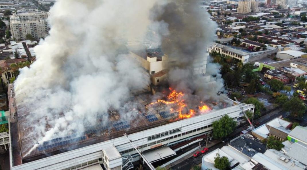 Más de 150 voluntarios de bomberos trataban de apagar el incendio. (Foto Prensa Libre: AFP)