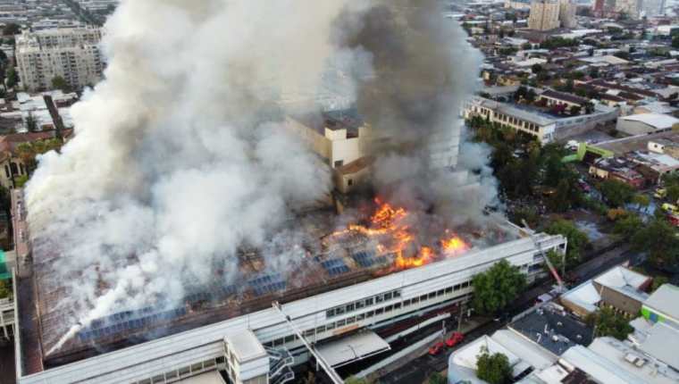 Más de 150 voluntarios de bomberos trataban de apagar el incendio. (Foto Prensa Libre: AFP)