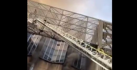 Socorristas apagan incendio en el edificio del Metro de la Ciudad de México. (Foto: Bomberos CDMX)