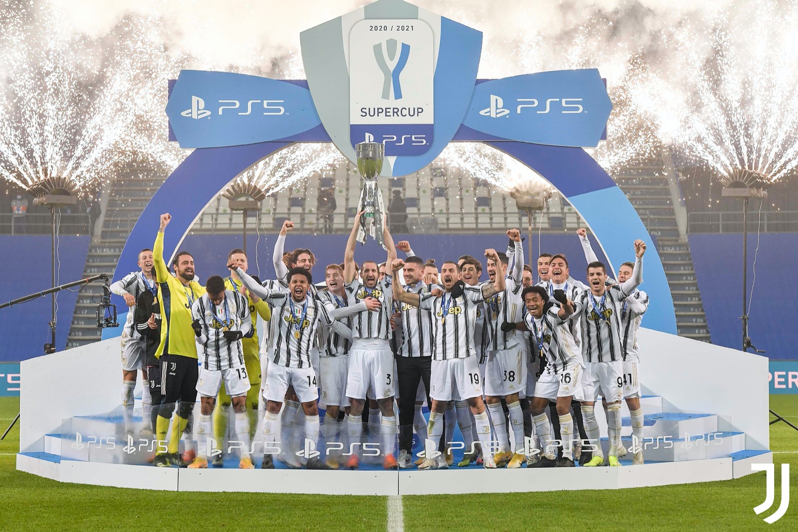 La Juventus de Turín se consagró en la Supercopa. (Foto Prensa Libre: Twitter Juventus)