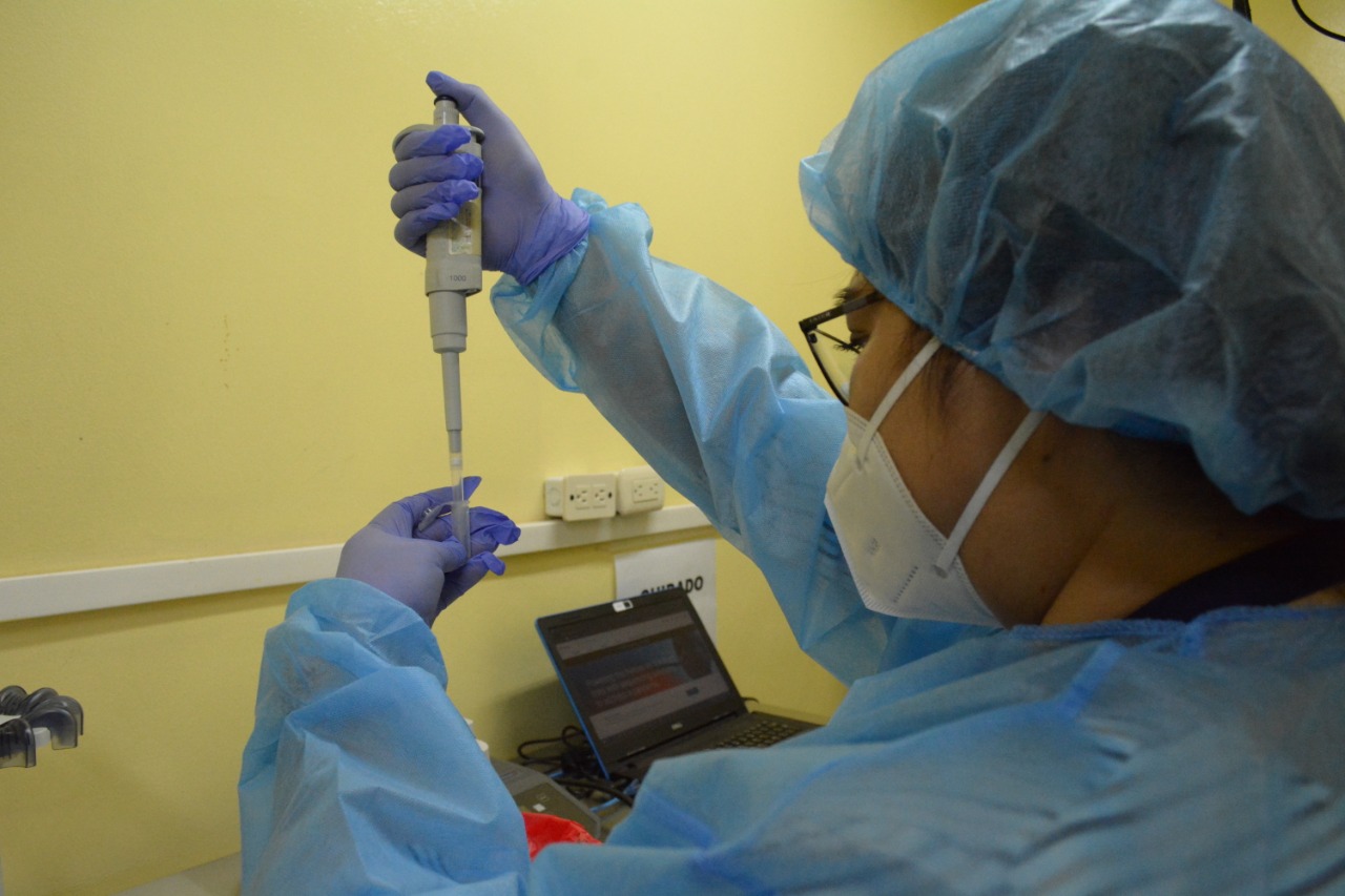 Técnicos del Laboratorio Nacional de Salud podrán ya detectar mutaciones o nuevas cepas del virus en Guatemala. (Foto: cortesía)