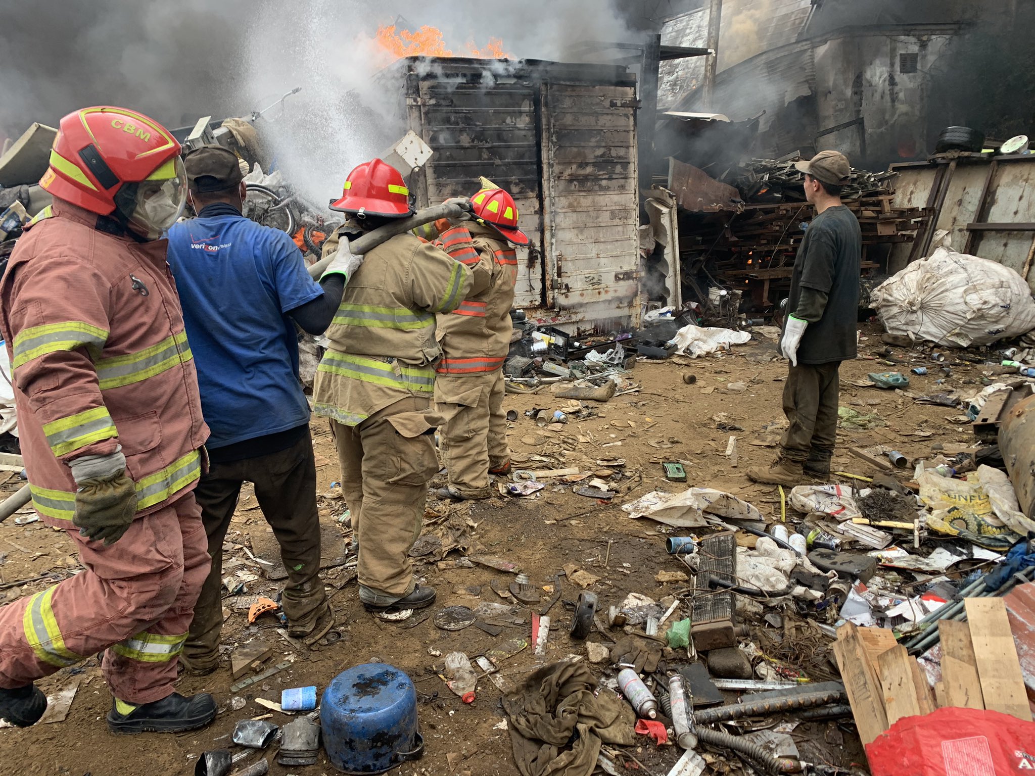Socorristas sofocan un incendio en una chatarrera en la zona 6 de Mixco. (Foto Prensa Libre: Bomberos Voluntarios)