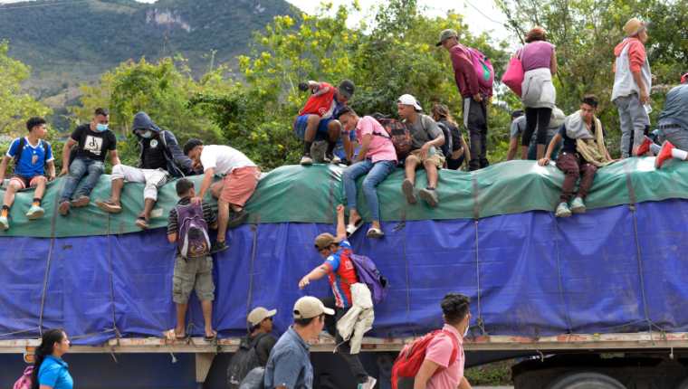 Más de 6 mil hondureños ingresaron a Guatemala con la caravana migrante. (Foto Prensa Libre: AFP)
