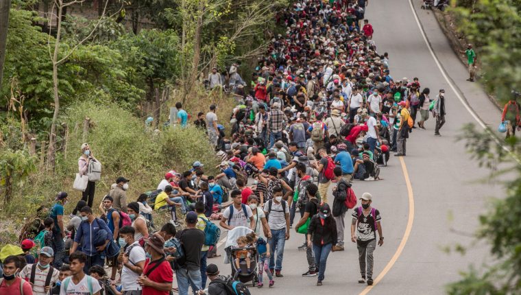 Miles de migrantes hondureños llegan a Guatemala luego de cruzar el punto fronterizo de El Florido. (Foto Prensa Libre: EFE)