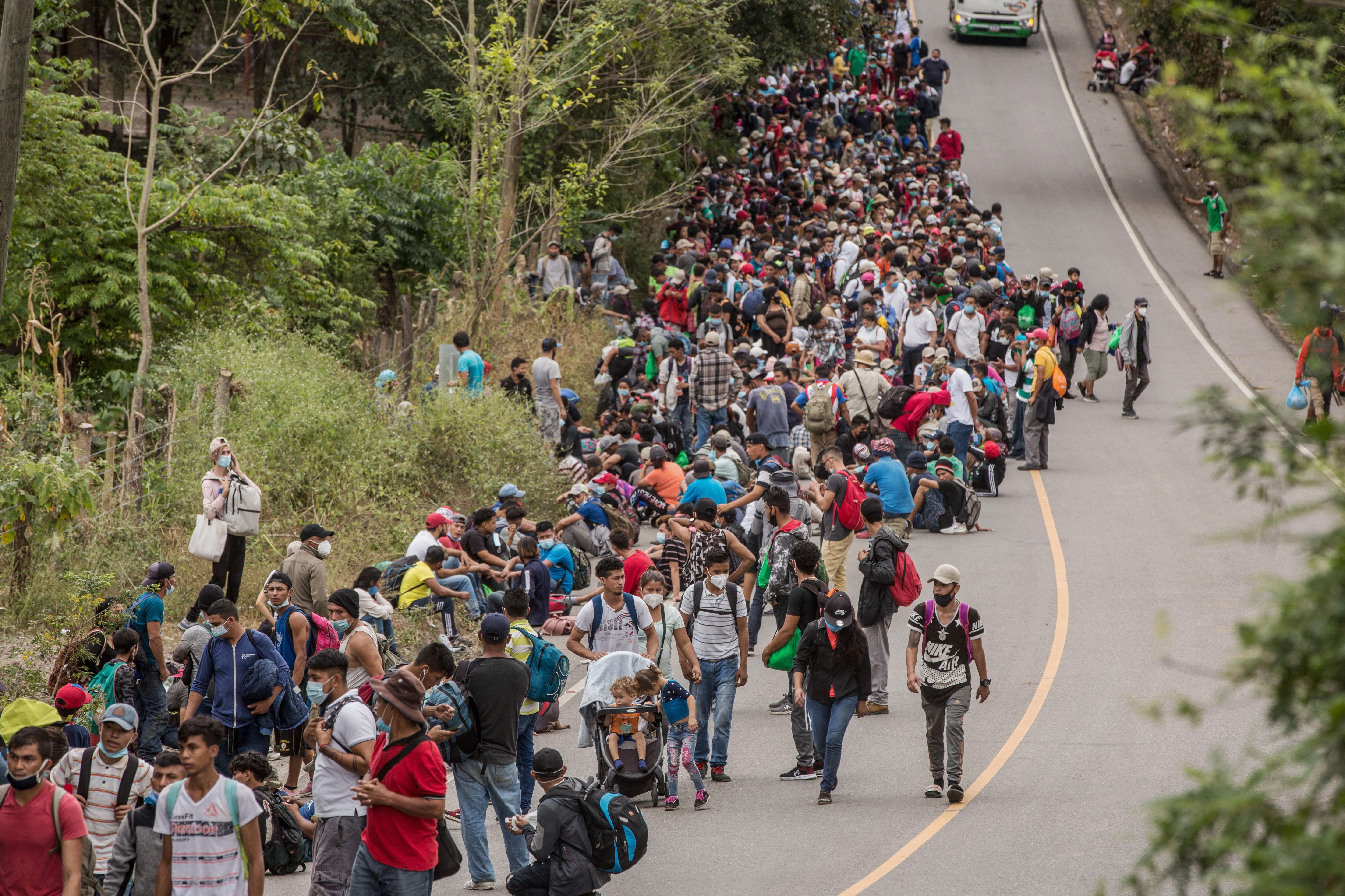 Un nuevo grupo de migrantes hondureños llega a Guatemala, luego de cruzar el punto fronterizo de El Florido, en Camotán. (Foto Prensa Libre: EFE)