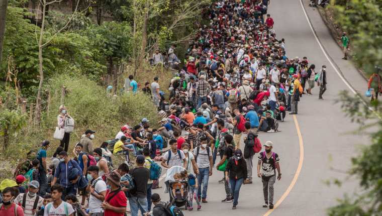 Un nuevo grupo de migrantes hondureños llega a Guatemala, luego de cruzar el punto fronterizo de El Florido, en Camotán. (Foto Prensa Libre: EFE)