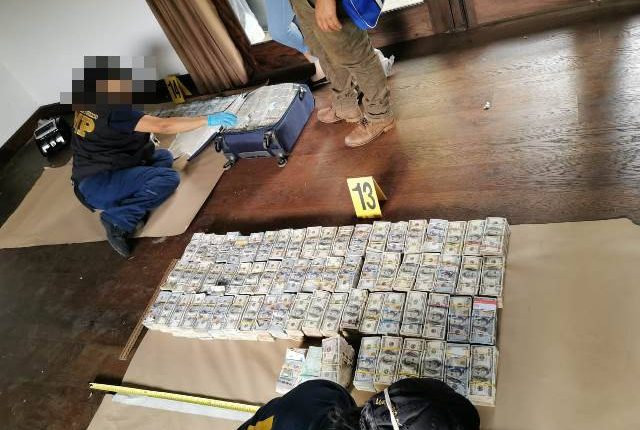 Agentes del MP contabilizan el dinero incautado en Antigua Guatemala. (Foto Prensa Libre: MP)